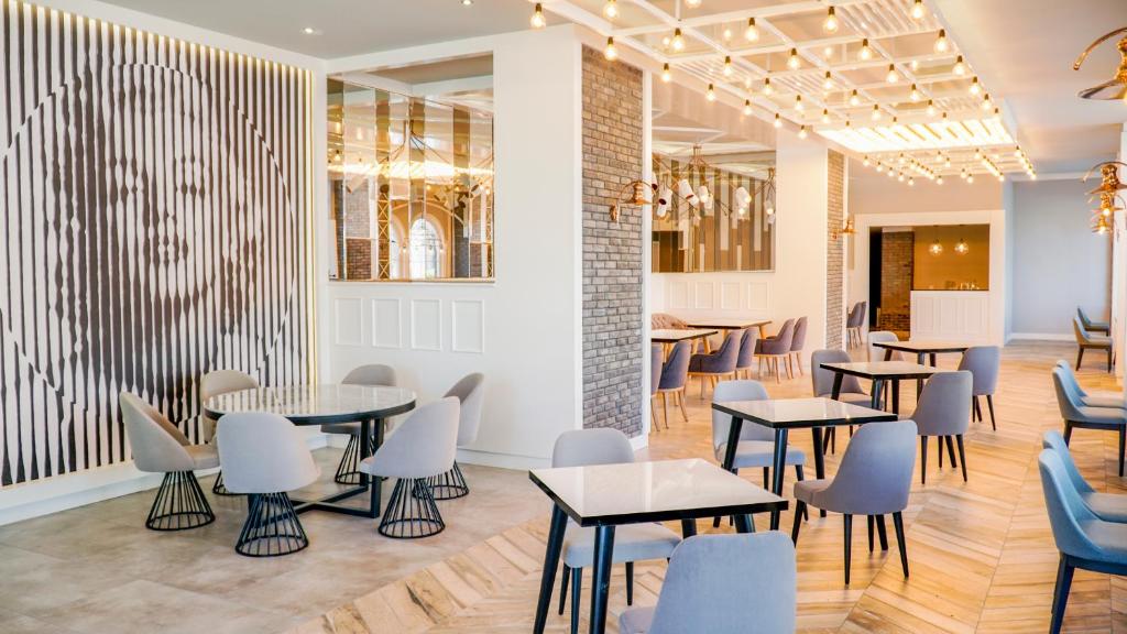 Mūsdienīgs restorāns ar elegantām krēslām Rai Premium Tekirova