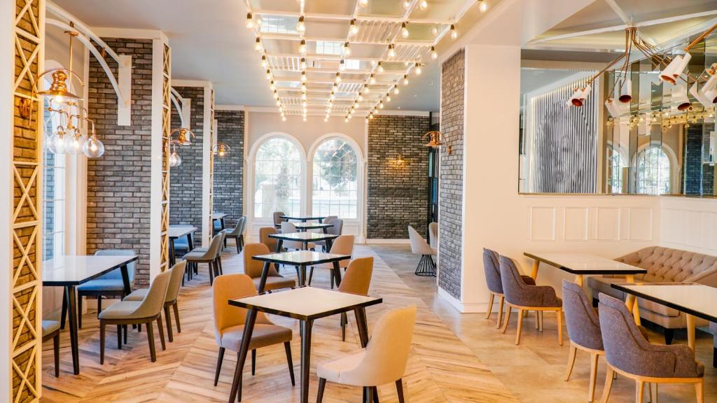 Mūsdienīgs restorāns viesnīcā Rai Premium Tekirova ar stilīgu interjeru