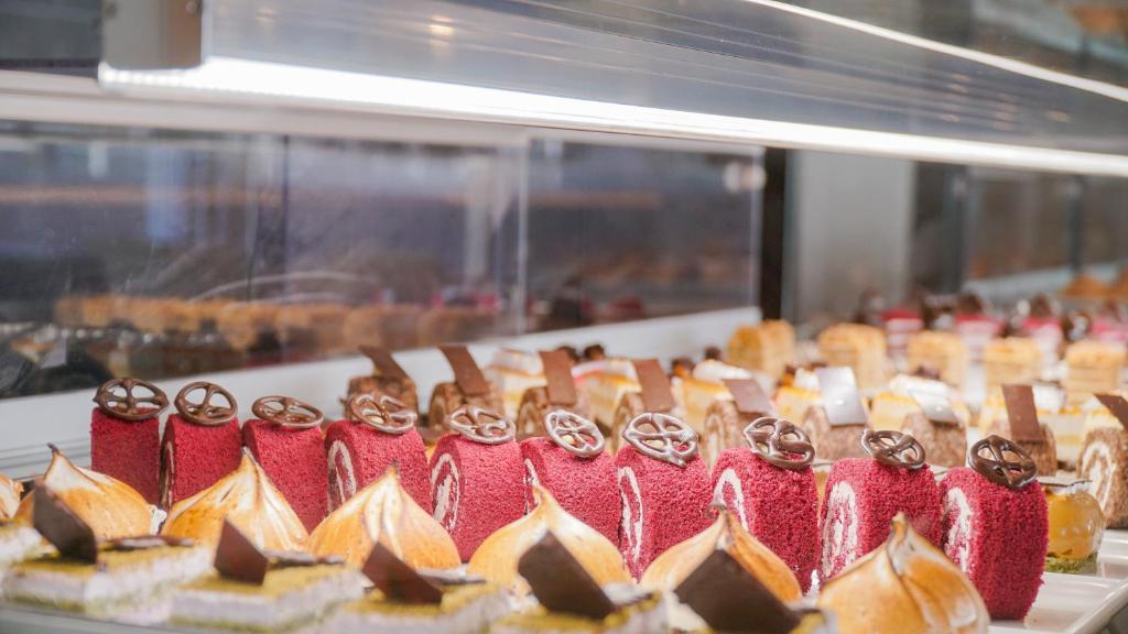 Deserti pie Rai Premium Tekirova ar dažādām kūkām un saldumiem.