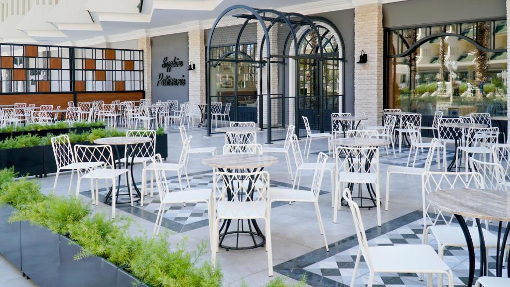 Āra terase ar elegantām baltām mēbelēm pie Rai Premium Tekirova