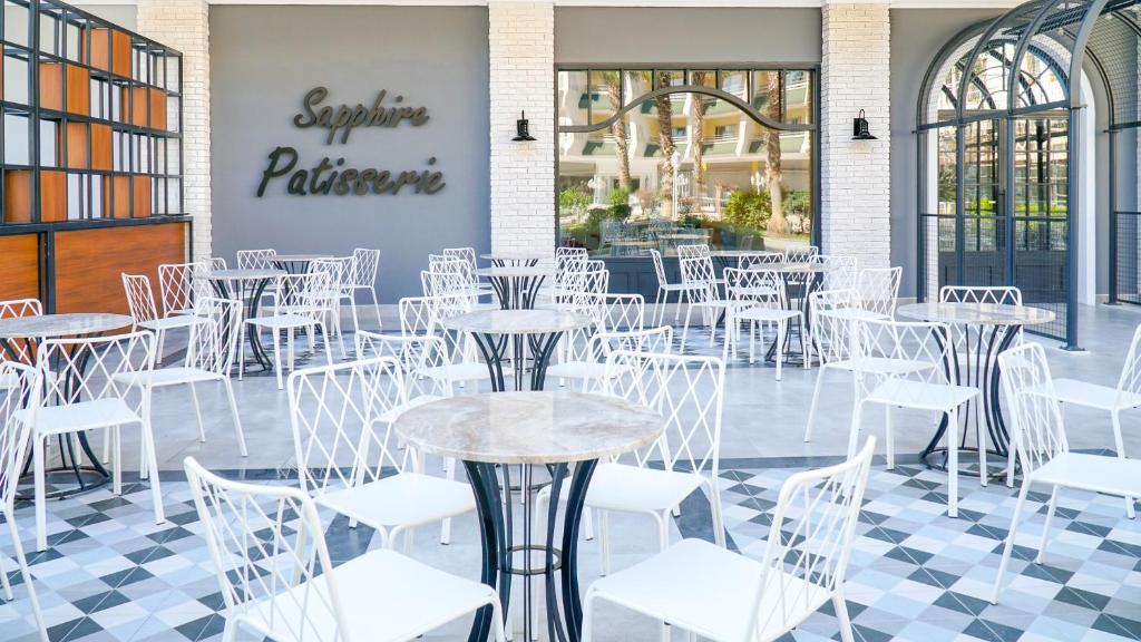 Sapphire Patisserie terase ar baltiem galdiem un krēsliem, Rai Premium Tekirova