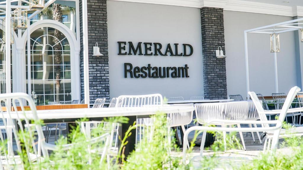Emerald restorāna zīme Rai Premium Tekirova, ērtas āra terases