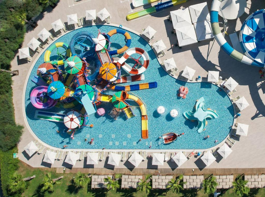 Krāsains ūdens atrakciju parks pie Rai Premium Tekirova ar baseinu.