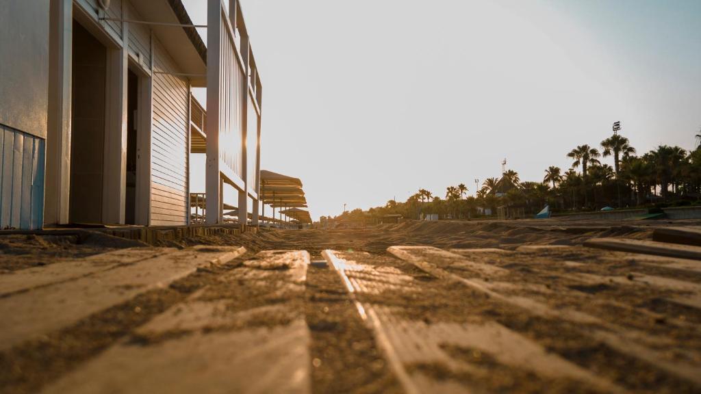 Viesnīca Sentido Kamelya Selin Luxury Resort & SPA piekrastē ar saulrietu.