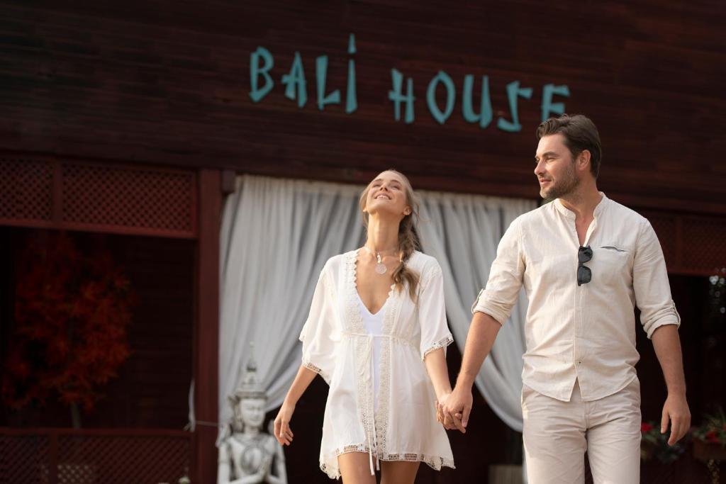 Pāris staigā pretī Bali House pie Sentido Kamelya Selin Luxury Resort & SPA