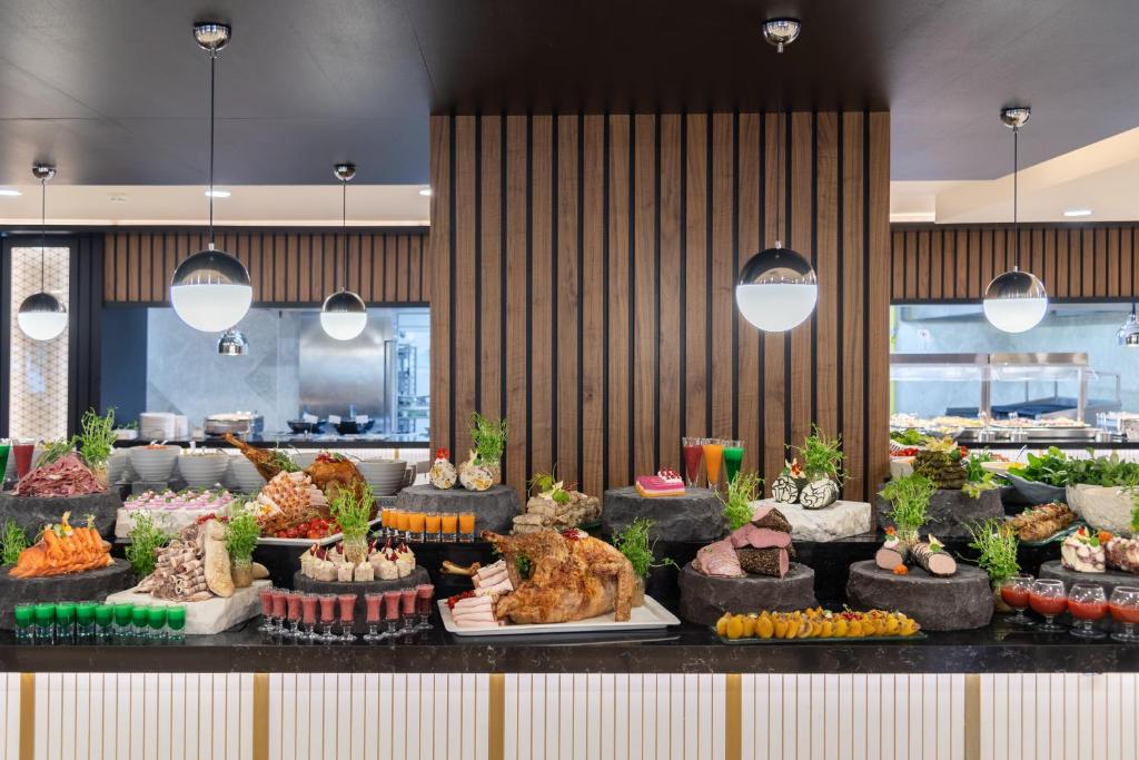 Svaigu un krāšņu ēdienu bufete Sentido Kamelya Selin Luxury Resort & SPA