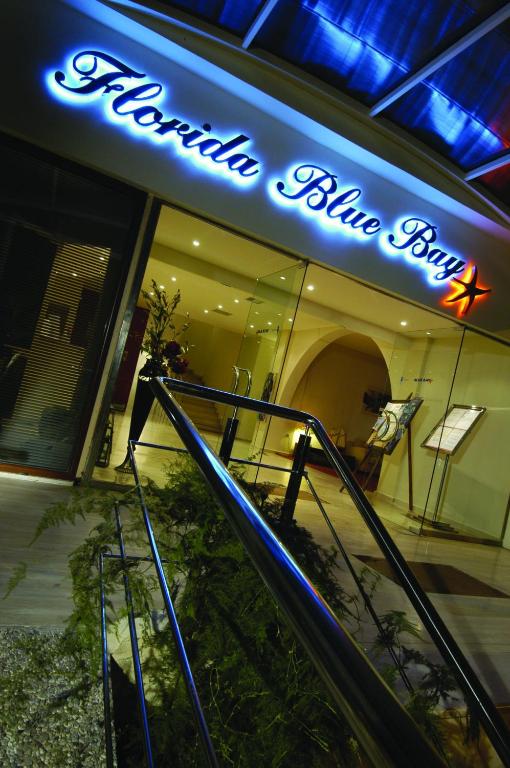 Florida Blue Bay zīme izceļas ar modernu dizainu, apgaismojumu un elegantu ieeju. Restorāna atmosfēra ir aicinoša un stilīga.