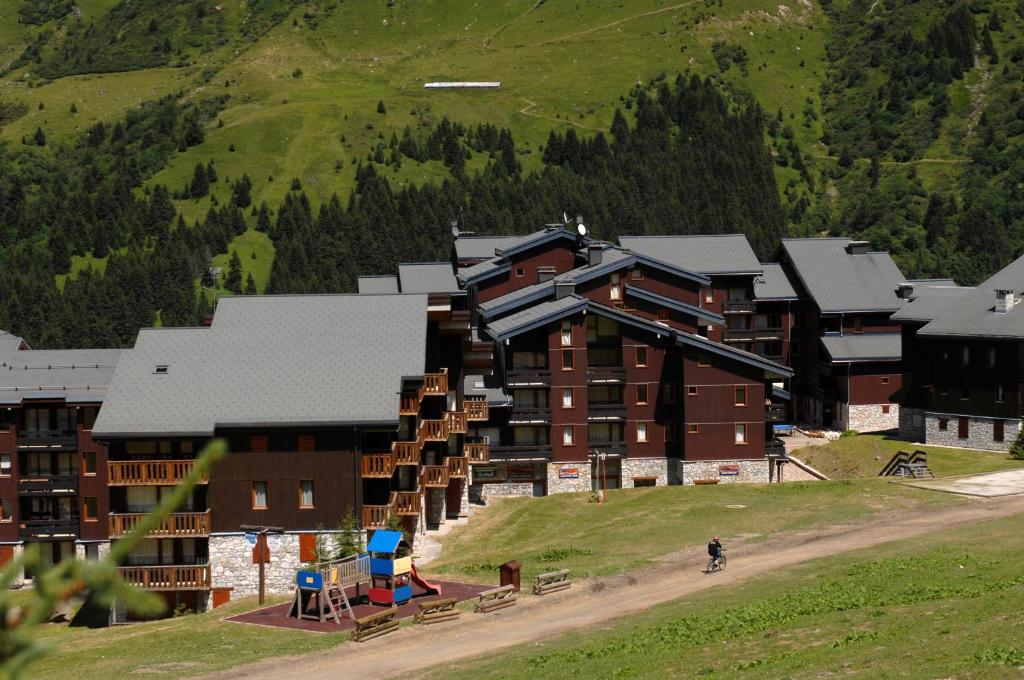 Kalnu viesnīca ar modernu arhitektūru un apkārtnes dabas skaistumu, kas piedāvā atpūtu un izklaidi ģimenēm. Bērnu spēļu laukums un gleznainas ainavas papildina viesnīcas atmosfēru.