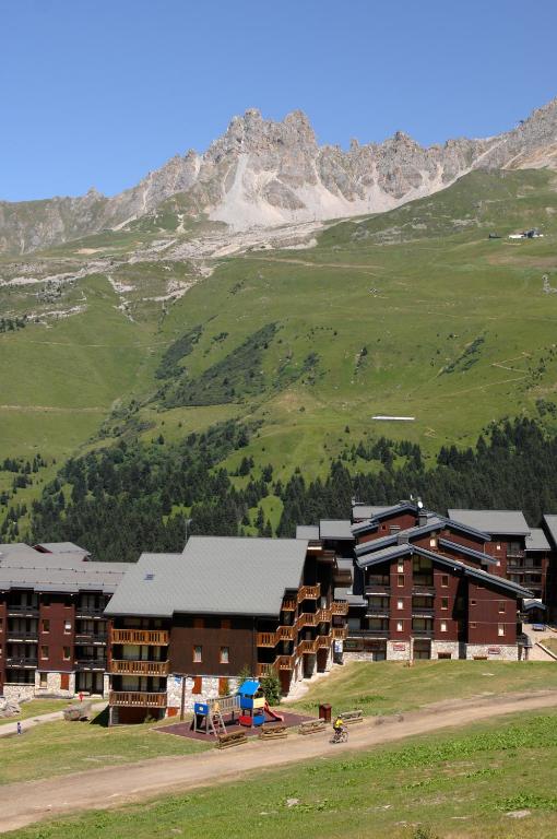 Kalnu kūrorts ar mūsdienīgām ēkām un brīnišķīgu zaļo ainavu kalnu fonā. Ideāla vieta atpūtai un dabas baudīšanai.