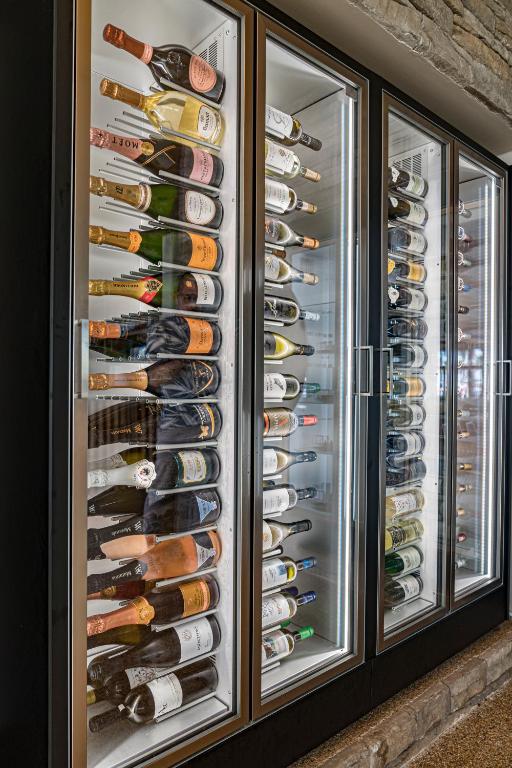 Adams Beach vīna pudeļu kolekcija ledusskapī.