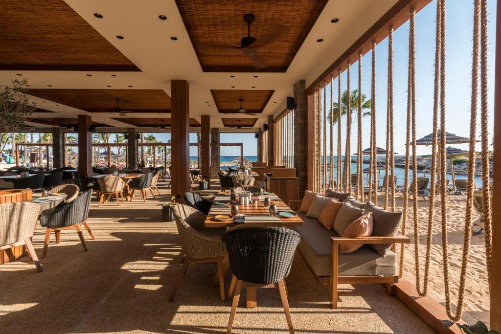 Adams Beach restorāns ar skatu uz jūru