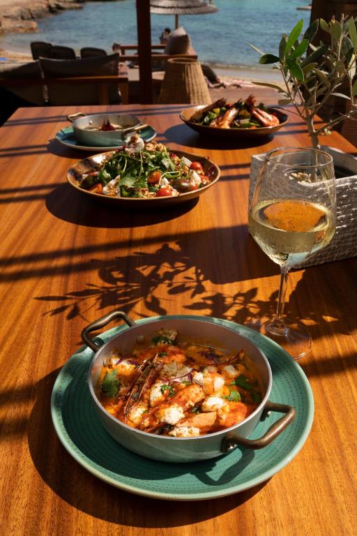 Adams Beach restorāna galdiņš ar Vidusjūras ēdieniem pie jūras.