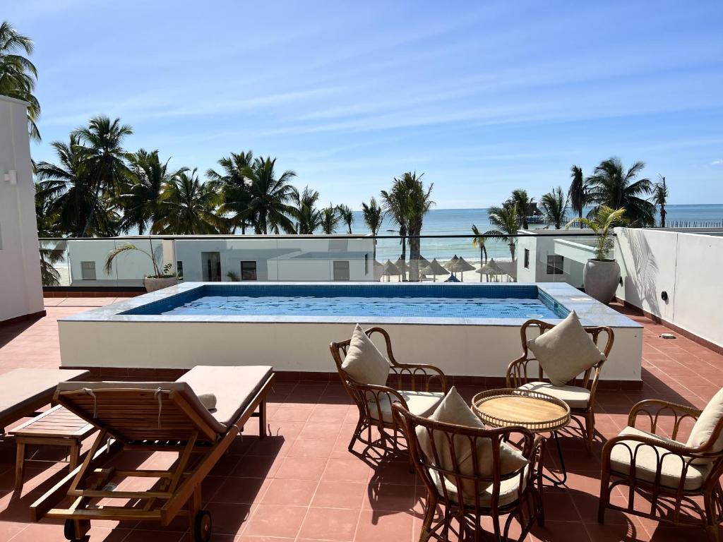 Skats uz baseinu un pludmali TOA Hotel & Spa