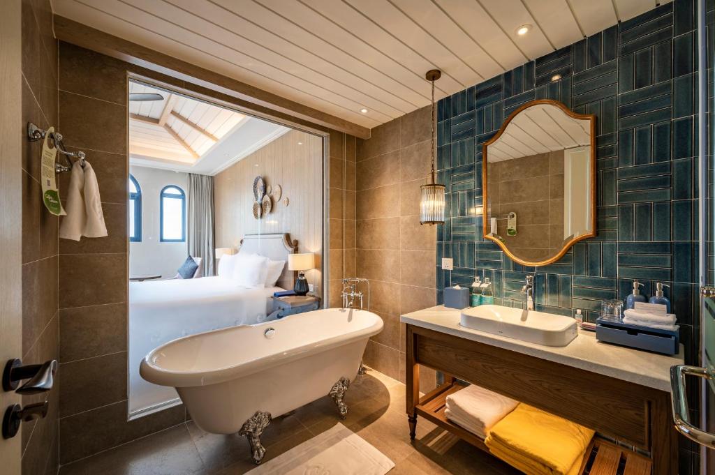Centara Mirage Resort Mui Ne vannas istaba ar brīnišķīgu vannu
