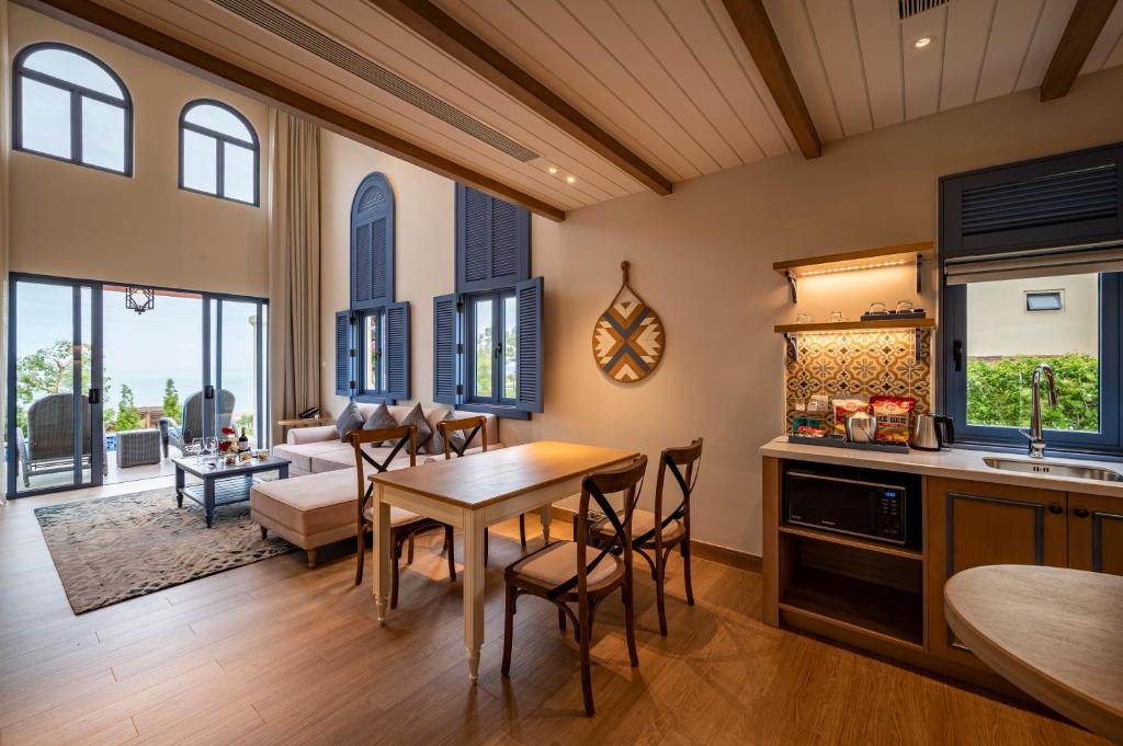 Centara Mirage Resort Mui Ne numurs ar virtuvi un skatu uz jūru.