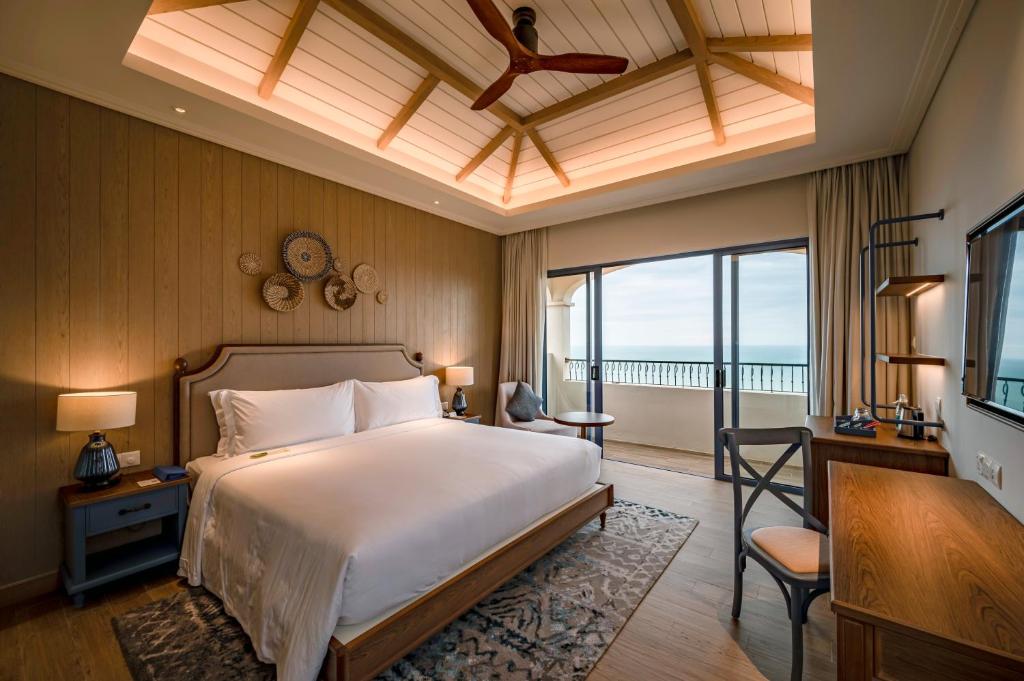 Centara Mirage Resort Mui Ne numurs ar skatu uz jūru.