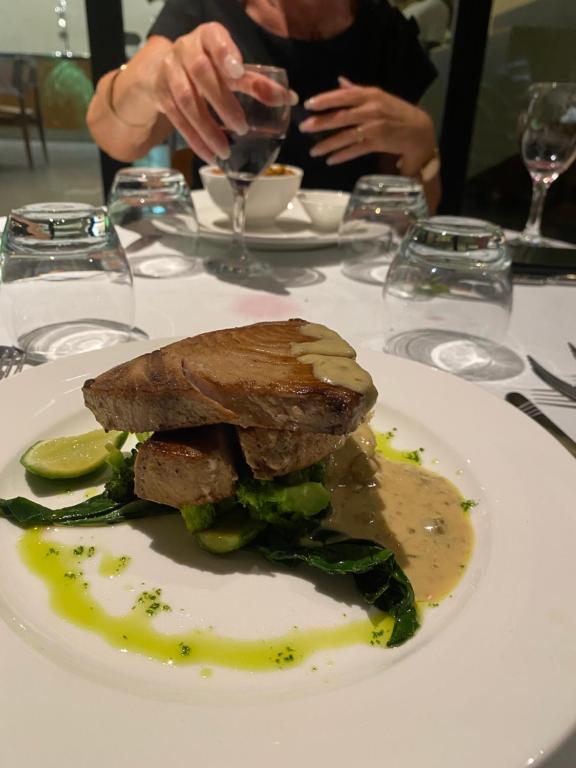 Elegants ēdiens restorānā TOA Hotel & Spa.