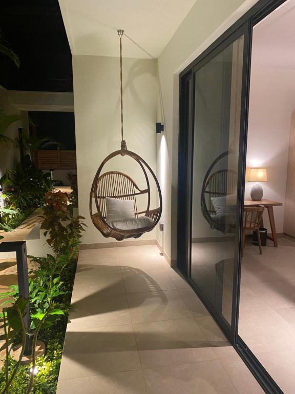 TOA Hotel & Spa balkons ar šūpuļkrēslu un dārzu