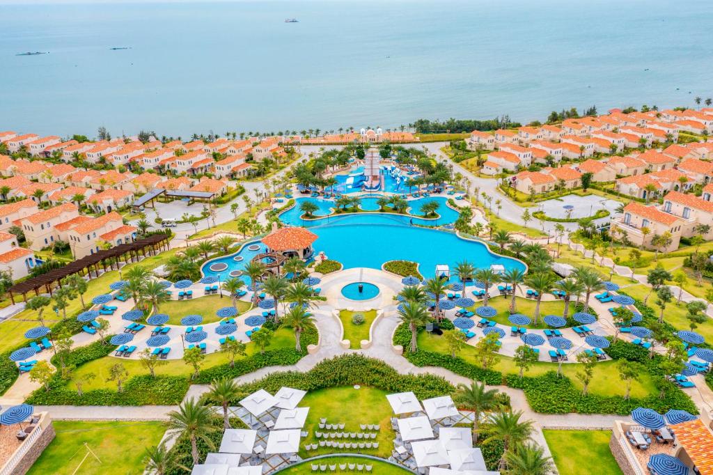 Centara Mirage Resort Mui Ne piejūras skats ar baseinu un bungalo.