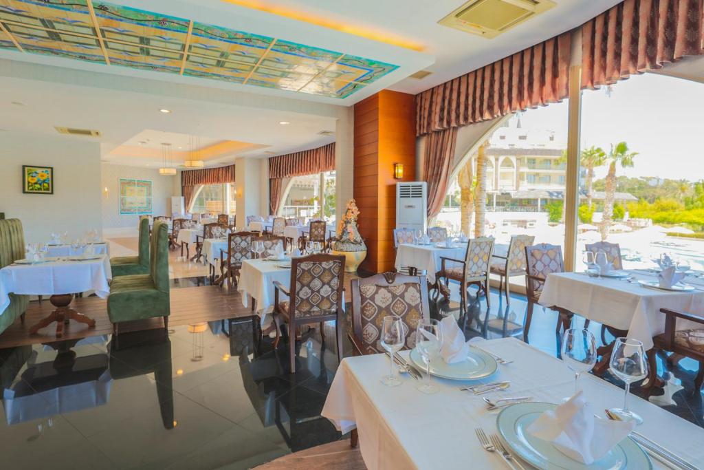 Restorāns ar skatu uz baseinu Crystal Prestige Elite viesnīcā.