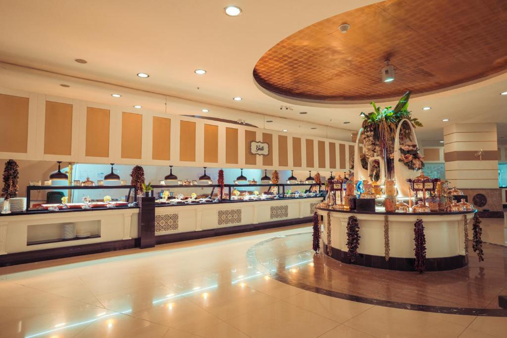 Crystal Prestige Elite bufetes restorāns ar elegantu dekoru.