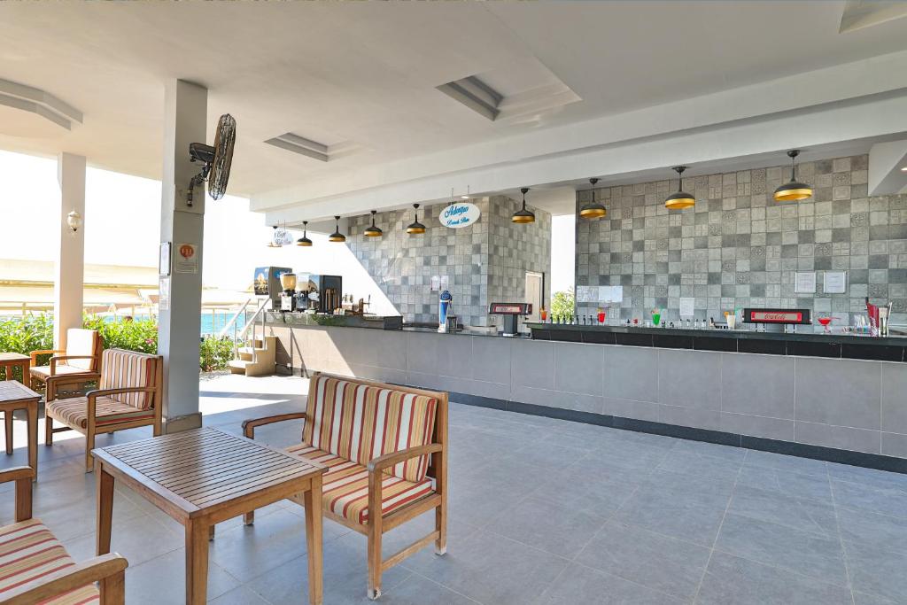 Āra bārs ar sēdvietām viesnīcā Crystal Prestige Elite.