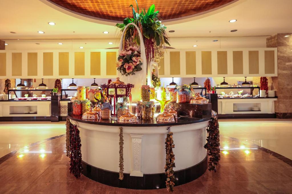 Crystal Prestige Elite viesnīcas bufetes galds ar gardiem ēdieniem