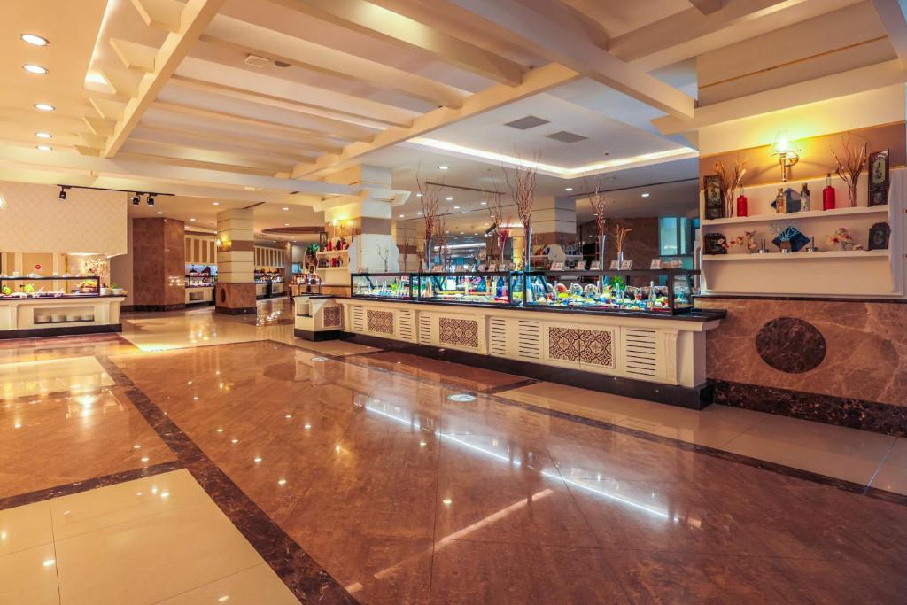 Elegants Crystal Prestige Elite restorāns ar modernu interjeru.