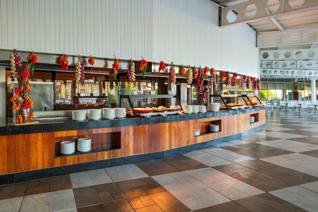 Crystal Prestige Elite bufetes restorāna interjers ar dekorācijām.