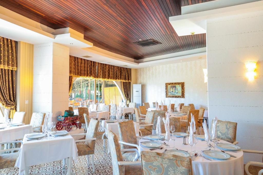 Crystal Prestige Elite restorāns ar elegantu interjeru