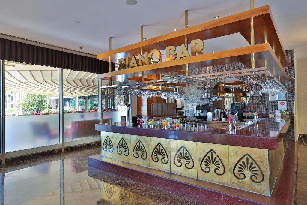 Crystal Prestige Elite viesnīcas bārs ar elegantu dizainu.