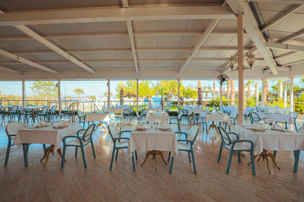 Eleganta ēdamzāle ar skatu Crystal Prestige Elite viesnīcā.