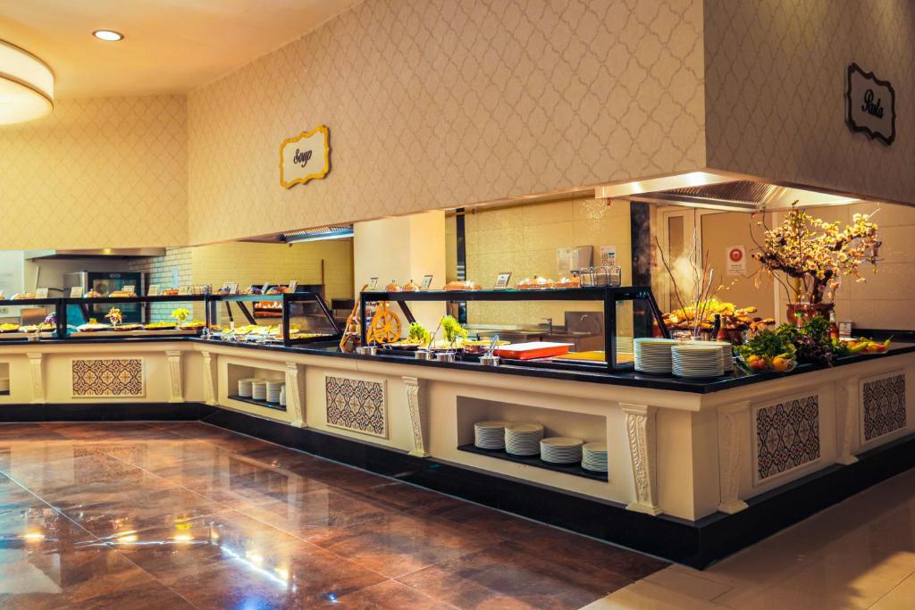 Crystal Prestige Elite restorāna bufete ar dažādiem ēdieniem