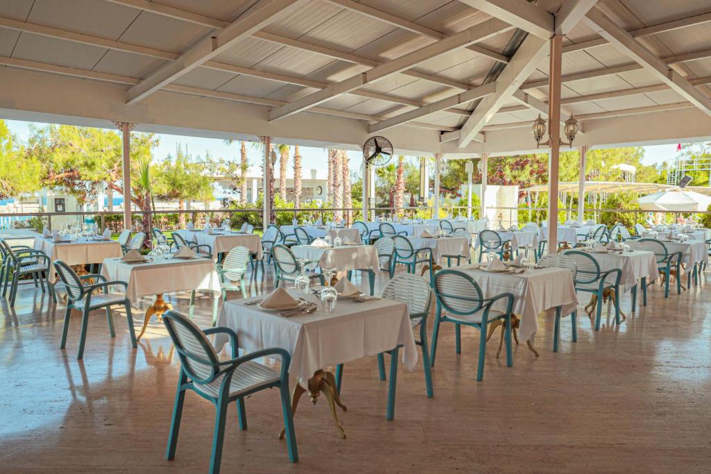 Gaiša terase ar galdiem Crystal Prestige Elite.