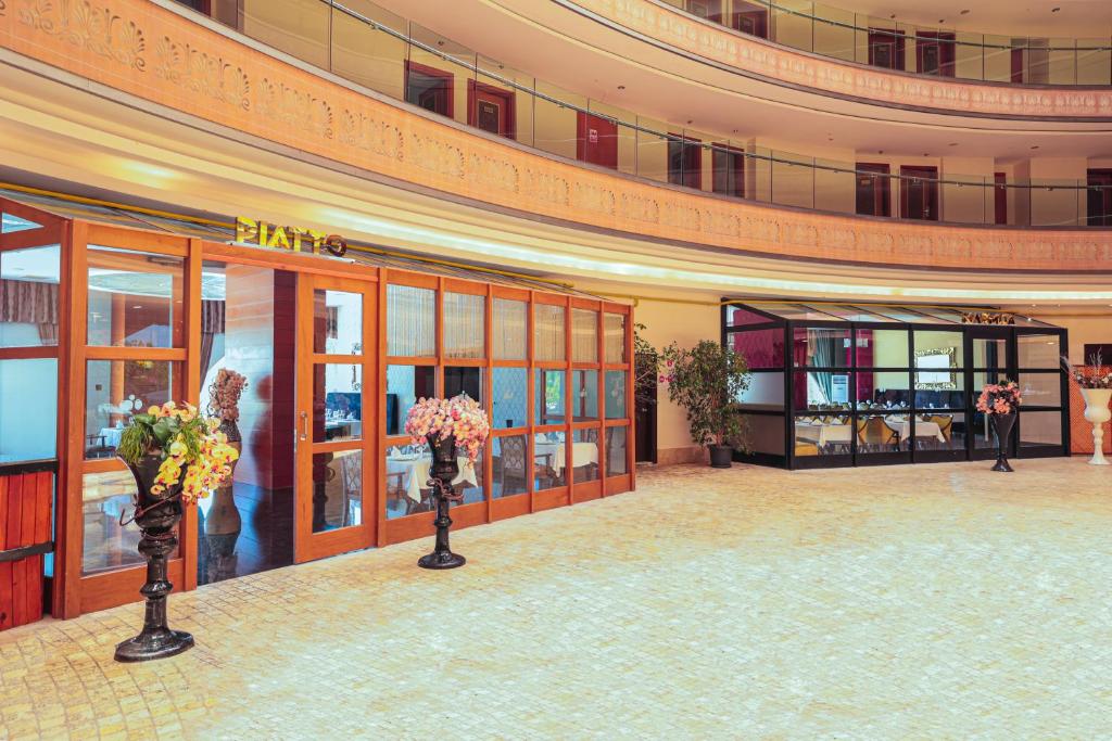 Crystal Prestige Elite restorāns ar elegantu interjeru