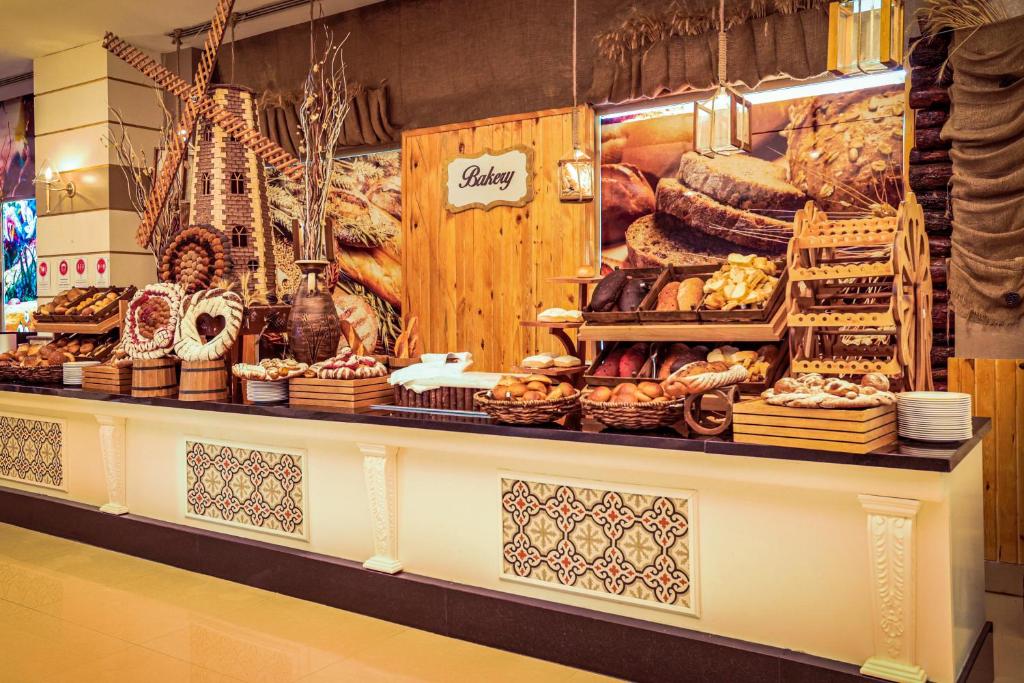 Crystal Prestige Elite konditoreja ar svaigiem maizes izstrādājumiem