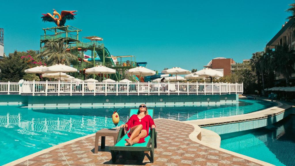 Atpūta pie baseina viesnīcā Crystal Prestige Elite.