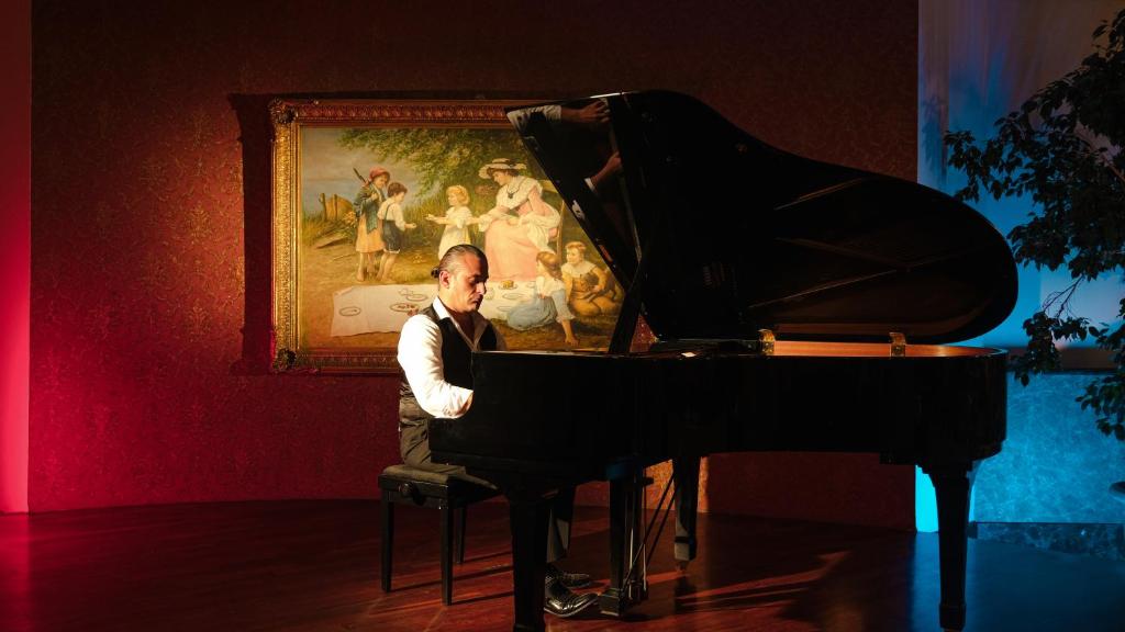 Pianists spēlē klavieres Crystal Prestige Elite viesnīcā.