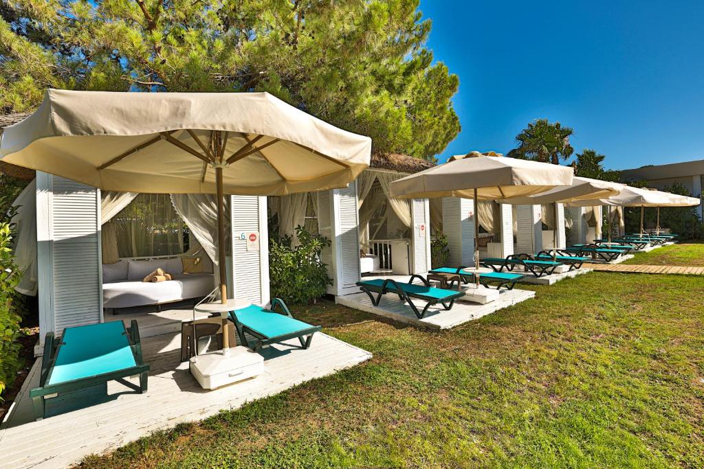 Atpūtas zonu kabīnes pie Crystal Prestige Elite dārza.