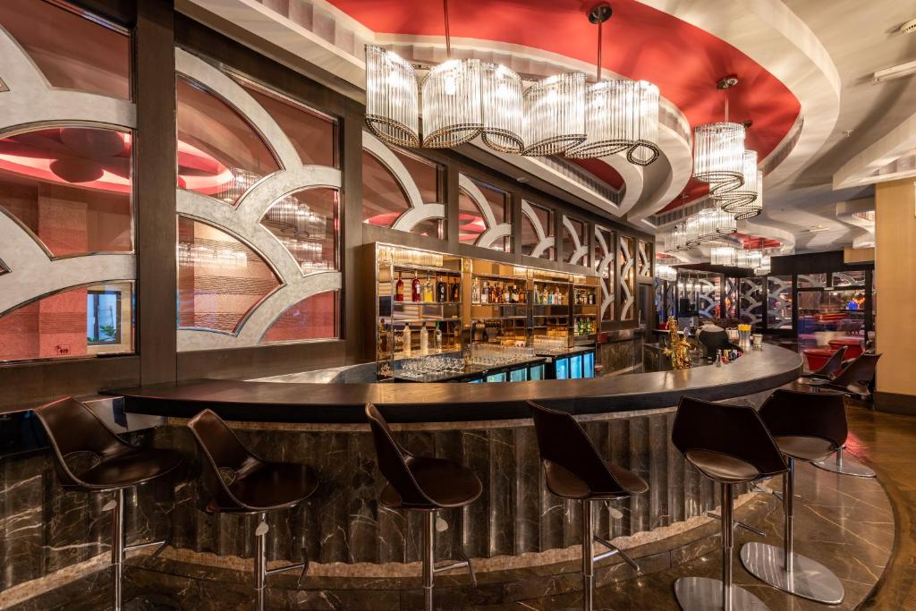 Moderns bārs ar elegantu interjeru viesnīcā Cornelia Diamond Golf Resort & Spa