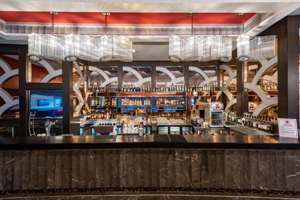 Elegants bārs Cornelia Diamond Golf Resort & Spa ar plašu dzērienu izvēli.