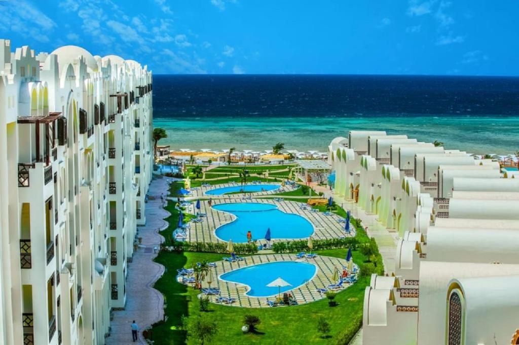 Gravity Hotel Sahl Hasheesh ar skatu uz baseiniem un piekrasti