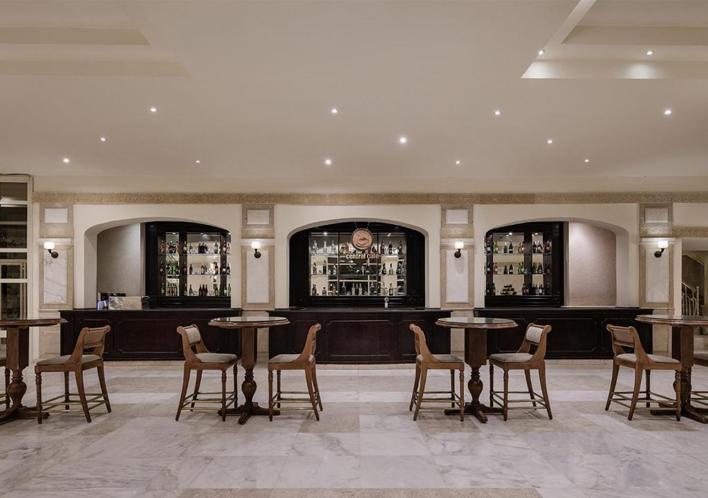 Elegants bārs Sindbad Club ar koka mēbelēm un dzērienu plauktiem.