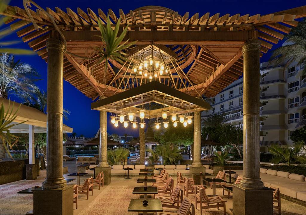 Elegants terases dizains pie Sindbad Club ar apgaismojumu naktī.