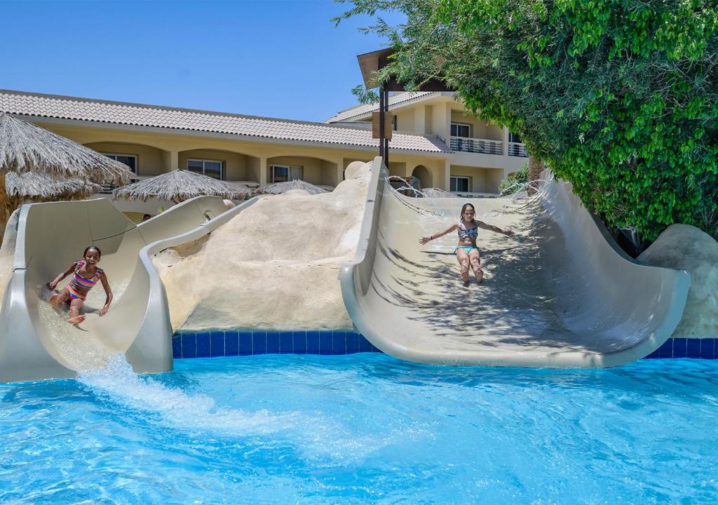 Bērni slidinās no ūdens slidkalniņiem Sindbad Club viesnīcā.