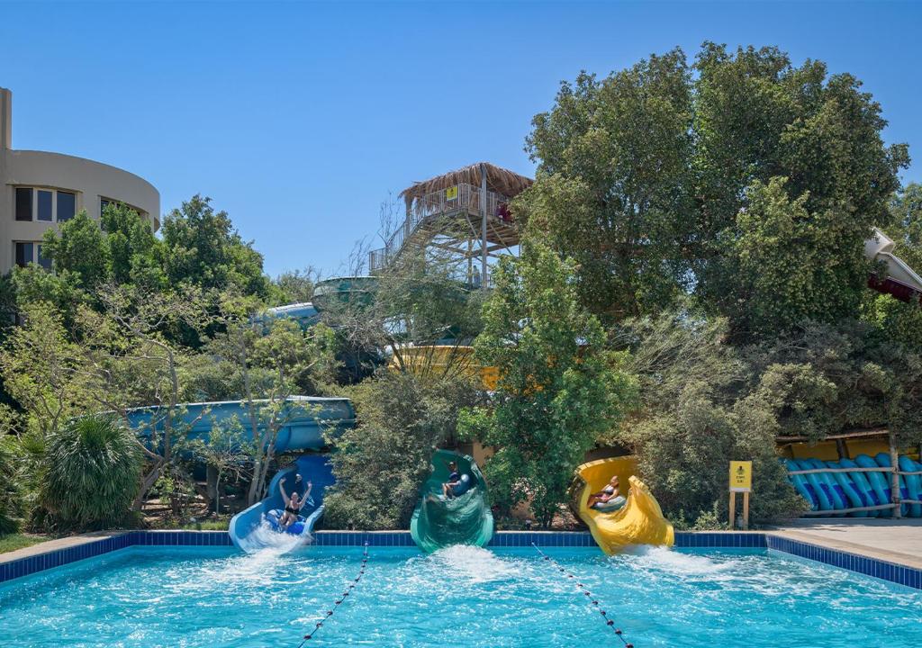 Ūdens slidkalniņi pie Sindbad Club, priecīgi viesi izbauda ūdens priekus.