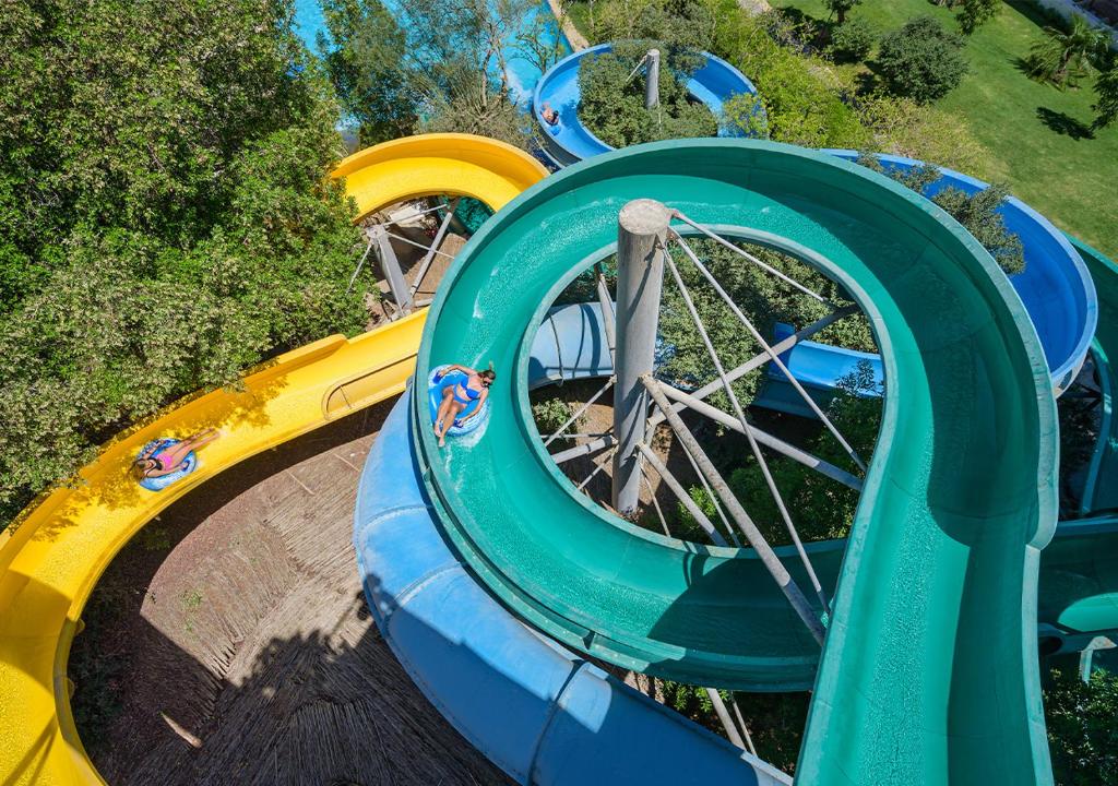 Ūdens slidkalniņi Sindbad Club, jautrība piekrastē.