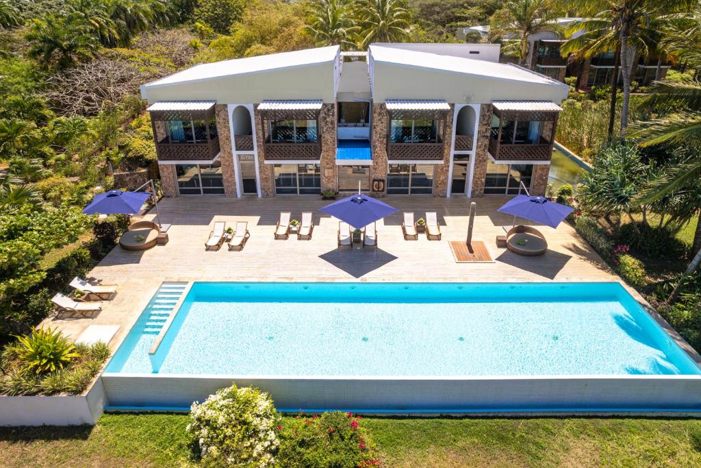 Melia Zanzibar viesnīca ar baseinu un terasi piekrastē.