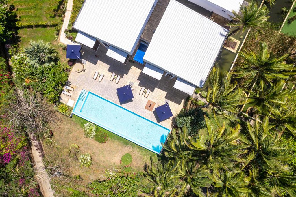 Melia Zanzibar viesnīca ar baseinu un dārzu no putna lidojuma skatu.