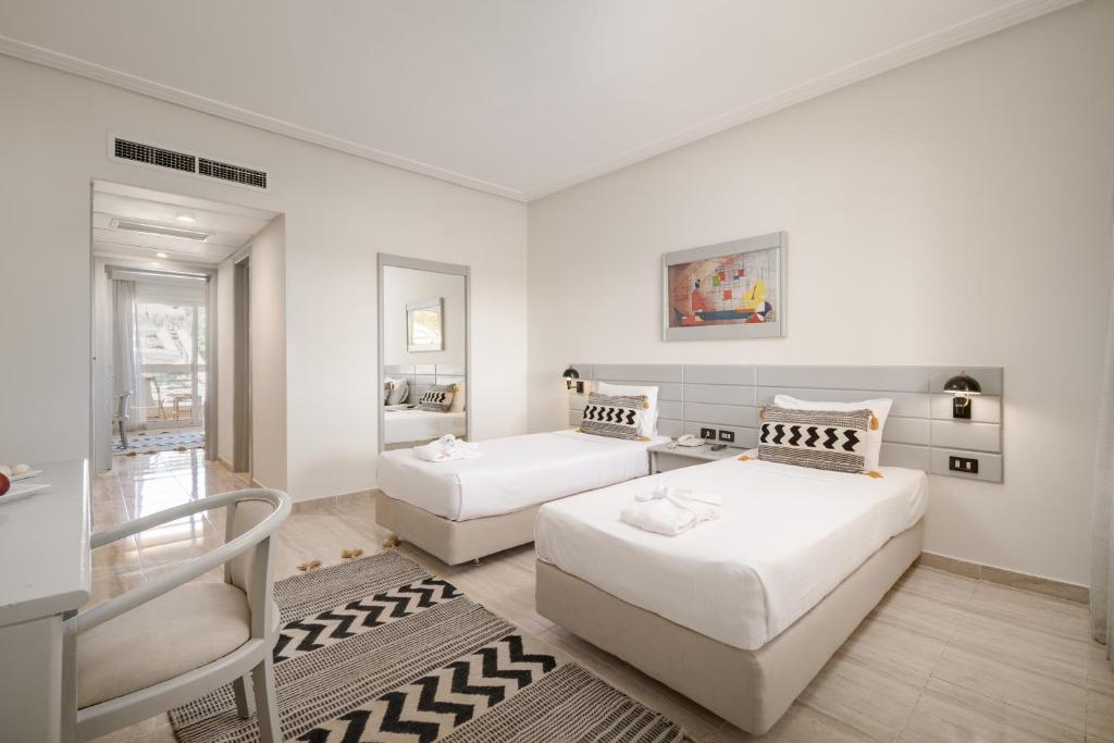 Divvietīgs numurs Sindbad Club ar mūsdienīgu interjeru un ērtām gultām.